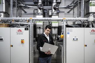 Fachspezialist Gebäudeautomation mit Laptop